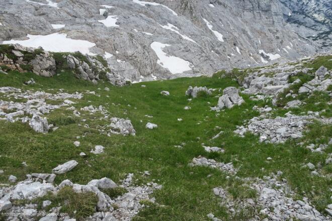 Der Westwind hat nicht nachgelassen und es gibt auch keine windstille Stelle. Ich habe schon alles an, was ich mithabe, so kalt ist es. Jetzt wird es nochmal spannend, ob der Abstieg auf dieser Seite möglich ist. Und es sieht gut aus