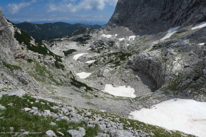 Ich wage einen Tiefblick, in dem man die Steilstufen besser erahnt