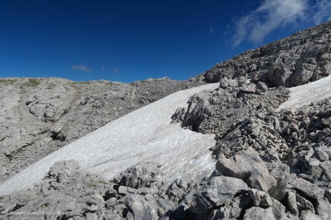 Die Stange vorne markiert schon den Hohen Trog, der nicht wirklich ein markanter Gipfel ist