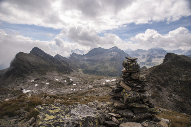 Steinmandl auf der Wildlochscharte, ganz links im Bild die Trattenscharte