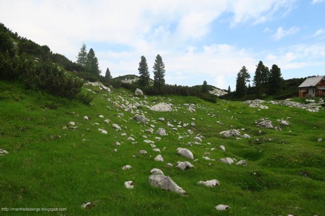 Noch vorm Wiesberghaus zweige ich nach einer Hütte rechts rein und sehe eine weitere Hütte. Teilweise Baustellenbänder und Steinmandln als Markierung