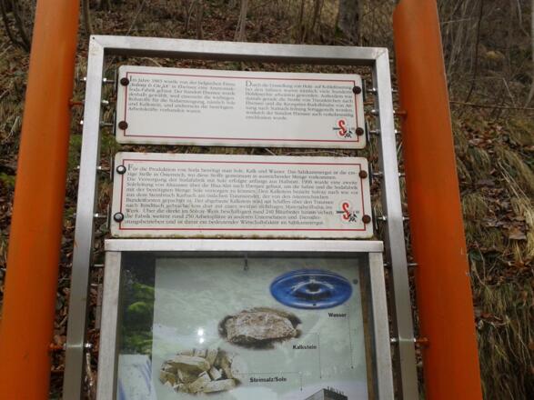 Zahlreiche Informationstafeln berichten über das Salzkammergut.