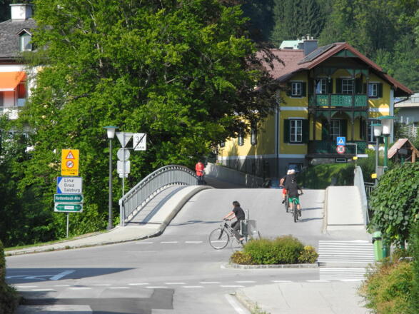 Über die Steinfeldbrücke verlassen wir Bad Ischl.