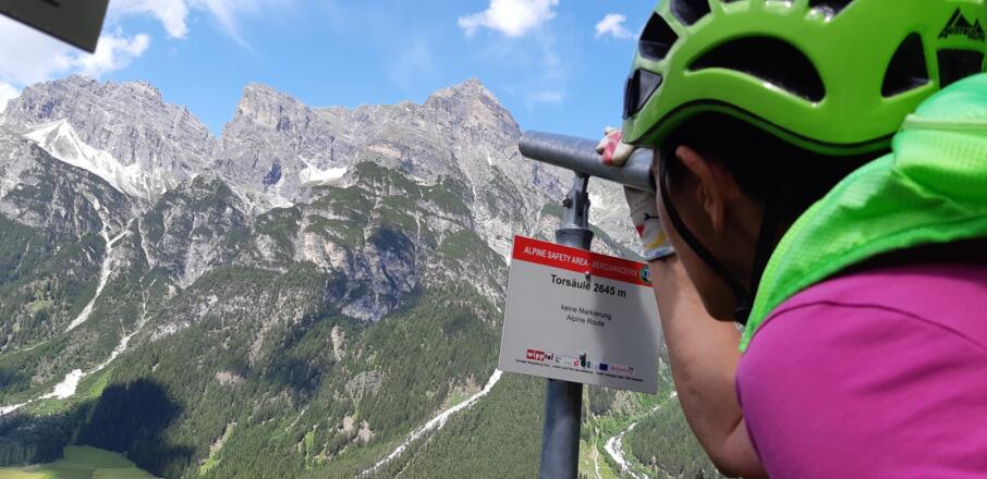 Gipfelbestimmung einmal anders - mittels Stahlrohr anstelle von Karte oder App.