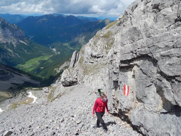 Mühsam durch den Schotter. Ahornboden im Hintergrund