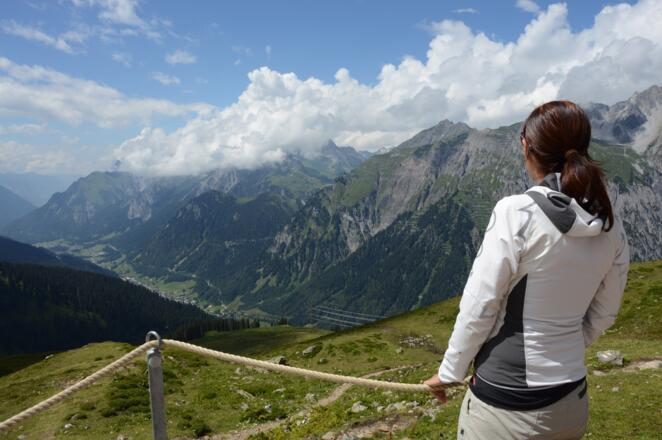 Tiefblick von der Kaltenberghütte ins Klostertal.
