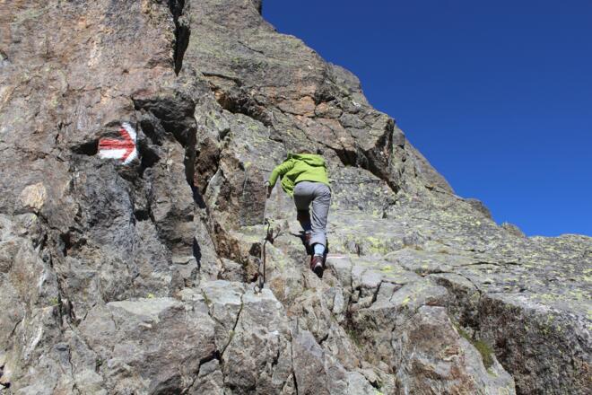 Seilversicherungen bei der Niederen Scharte von unten gesehen