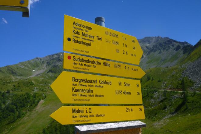 Wegweiser an der Bergstation