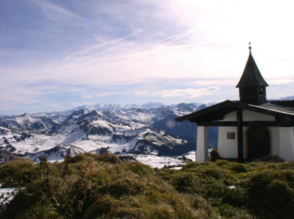Gipfelkapelle mit der Glocknergruppe im Hintergrund.