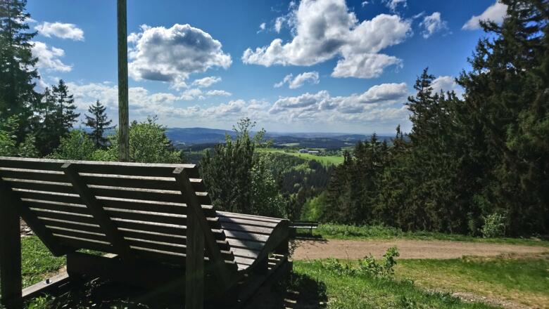 Liegebank an der Bergwachthütte auf dem Döbraberg