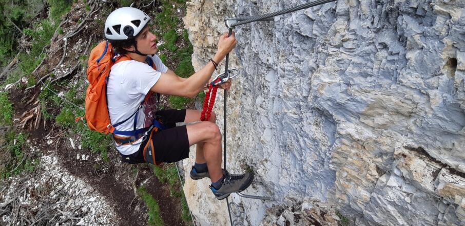... leicht überhängendem Einstieg (C).