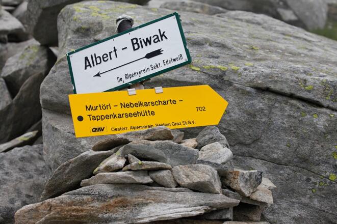 Im Blockgelände unter der Schmalzscharte heißt es gut auf Farbmarkierungen &amp; Wegweiser achtgeben.