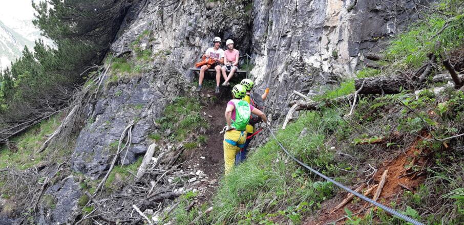 ... dann wieder Absätze mit Gehstrecken und Sitzbänken sind ...