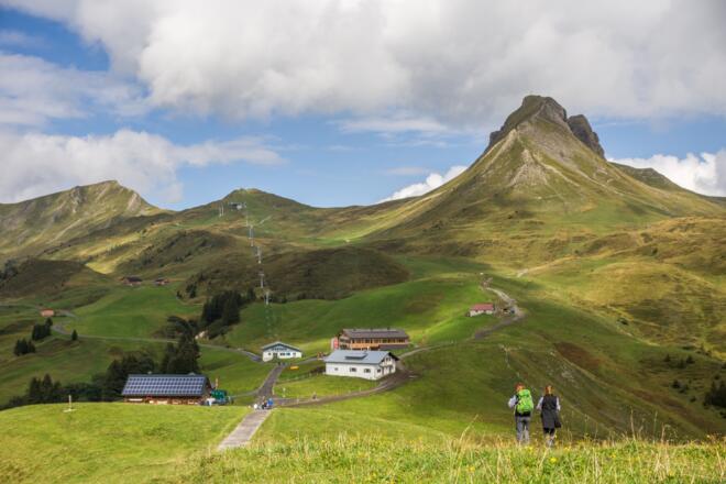 Blick auf Elsenalpstube, Mittagsspitze und Hohes Licht