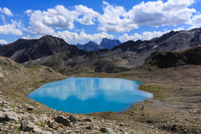 Leuchtend blau der Hüttensee der Kaltenberghütte