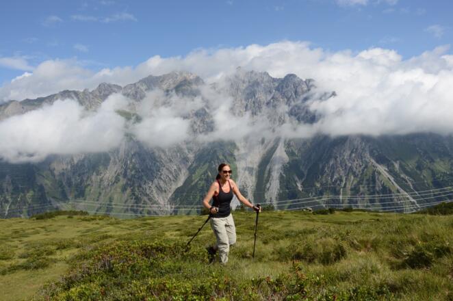 Aufstieg zur Kaltenberghütte durch sanftes Almgebiet vor dem Hintergrund des Lechquellengebirges