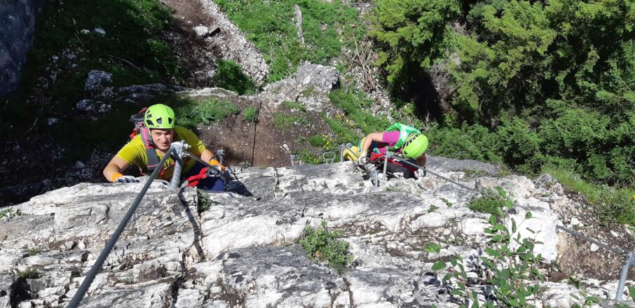 In der ersten Steilwand, unten der Einstieg.
