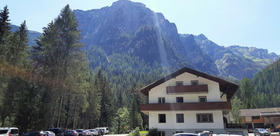 Start beim &quot;Kruschtner&quot;. Das Parken ist gebührenfrei. Hinten die Materialseilbahn nach st. Magdalena.