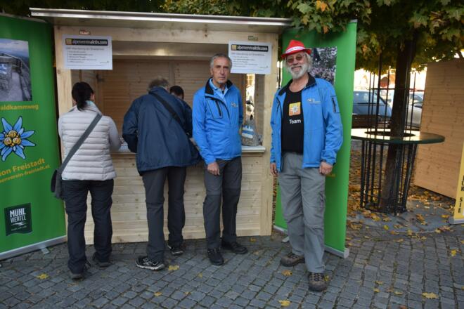 Die Wanderung mit alpenvereinaktiv am Smartphone - Info durch Wolfgang Maurer, Alois Wagner und Gerd Simon am Alpenvereinsstand beim Start am Hauptplatz am 14.10.2018