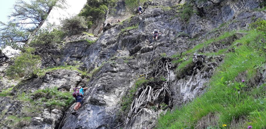 Genügend Abstand halten - maximal eine Person pro Segment! Noch besser: ein Segment frei lassen.
