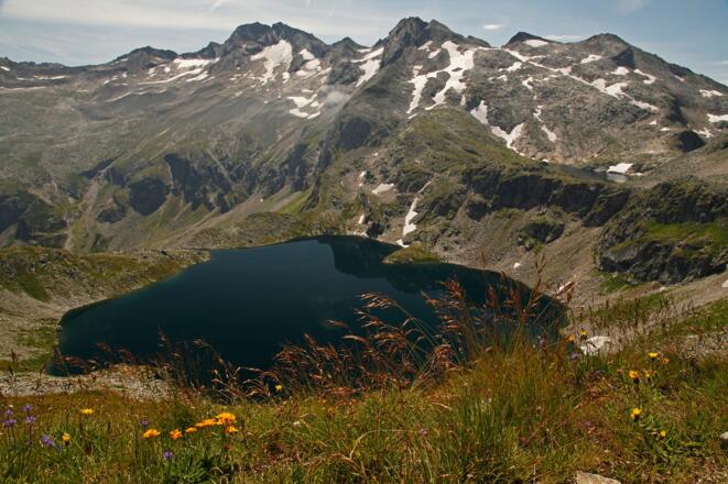 Tiefblick von der Schmalzscharte auf den Unteren Schwarzsee (nomen est omen!)