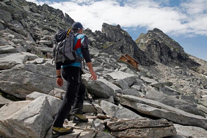 Der Schlussanstieg zur Schmalzscharte führt über Felsblöcke und -platten; hinten das Albert-Biwak
