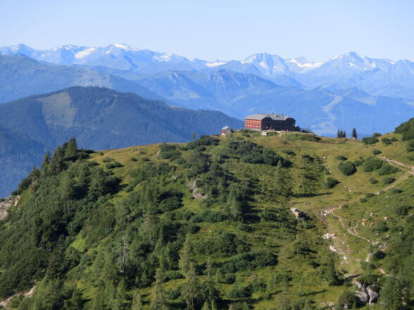 Hofpürglhütte, im Hintergrund die Hohen Tauern