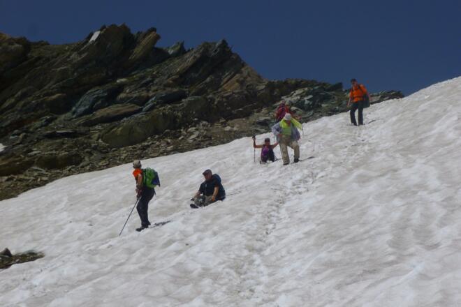 Gar nicht so einfach: Abstieg über das Schneefeld