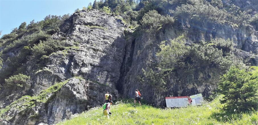 Am Wandfuß informiert eine Übersichtstafel über die verschiedenen Einstiegsvarianten.