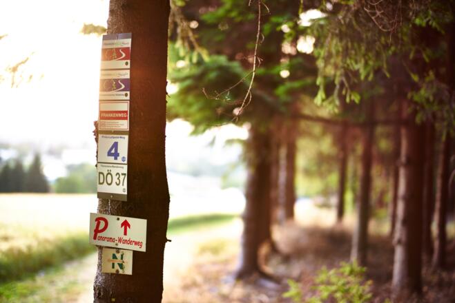 Markierungszeichen am Weg