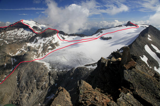 Wegverlauf vom Hocharn (links) über den Goldzechkopf (Mitte links) zum Hohen Sonnblick (rechts) plus Abstieg Richtung Kleinfleißtal (nach links unten)