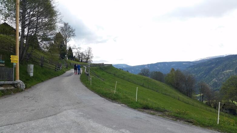 Beim Brunnen rechts gehen
