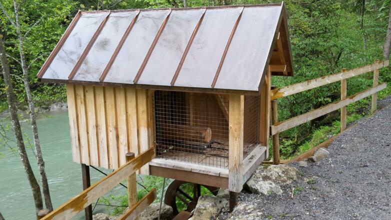 Durch Öffnen der Schleuse kann man das Kraftwerk in Betrieb setzen