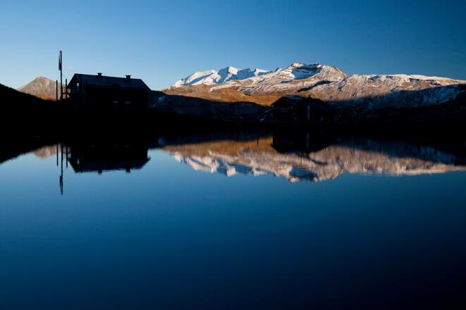 Der Klagenfurter Jubiläumsweg führt über den langen Grat vom Hochtor (rechts) zum Hocharn (Mitte) und weiter zum Sonnblick