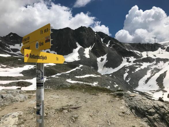 Wegweiser an der Braunschweiger Hütte zum Rettenbachjoch