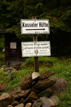 Wegweiser an der Materialbahn