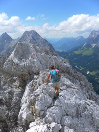 kurzer waagrechter Grat, dahinter Hochplattig, Hochwand und Karkopf