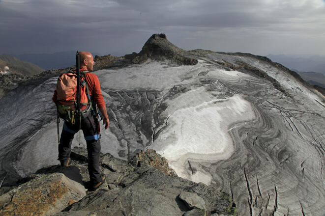 Rund um den Hohen Sonnblick haben sich einige Spalten aufgetan (gesehen von der Goldbergspitze; links Kleinfleißkees)