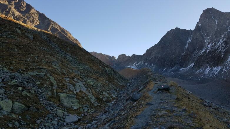 Auf der großen Moräne, der wir ein gutes Stück weit folgen