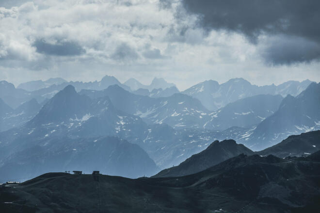 Skigebiet Gargellen in der Ferne (c) Lucas Tiefenthaler / Vorarlberg Tourismus