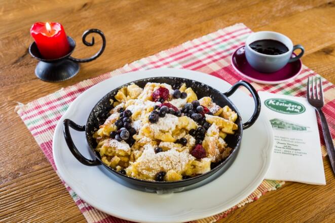 Kaiserschmarrn mit Schwarzbeeren auf der Kleinbergalm