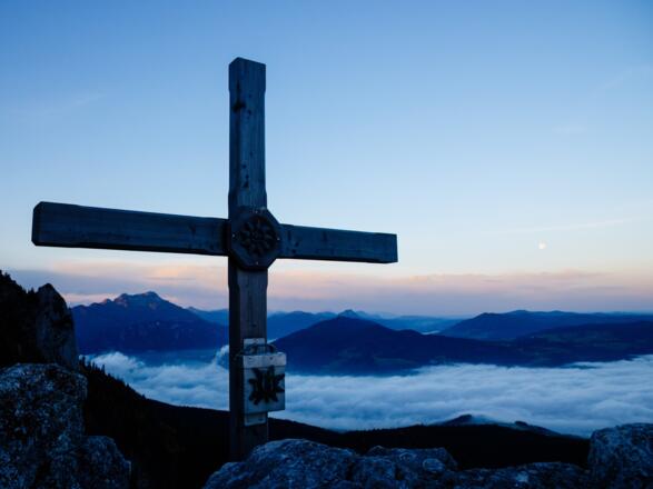 Gipfelkreuz Adlerspitze bei Morgendämmerung