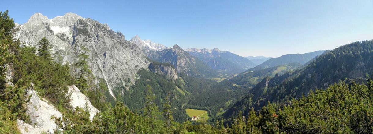 Panorama vom Stodertal, flankiert vom Toten Gebirge.