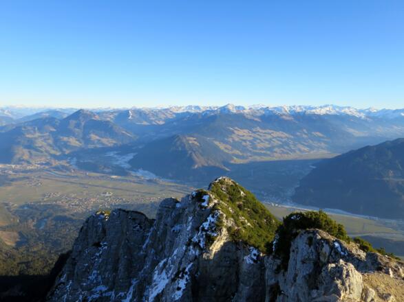 Im Südosten: Inntal und Eingang Zillertal, in der Mitte das Wiedersberger Horn. Ganz hinten Gr. Wiesbachhorn, Großglockner, Großvenediger.und Hochfeiler.