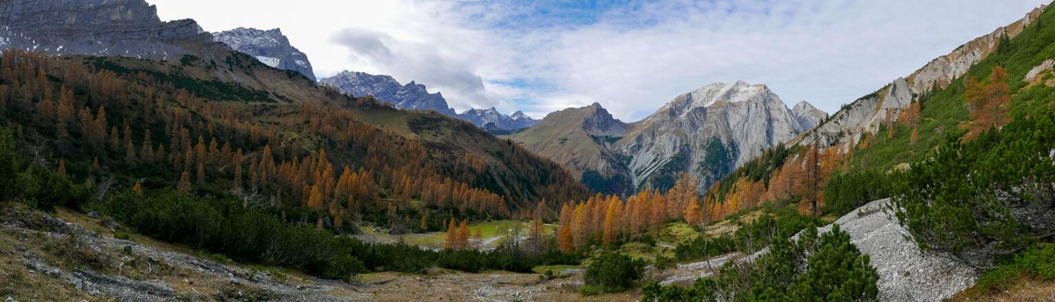 Panorama mit Gamsjoch links und Karwendelhauptkamm links