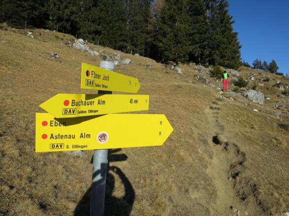 Der weitere Anstieg zum Ebner Joch ist als roter (= mittelschwerer) Bergweg klassifiziert.