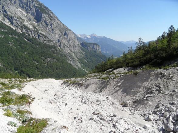 Nach dem Wald geht es die Geröllrinne entlang zurück zum Ausgangspunkt.