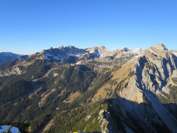 Im Norden: Das Rofan mit Hochiss (Mitte) und Rofanspitze (rechts). 