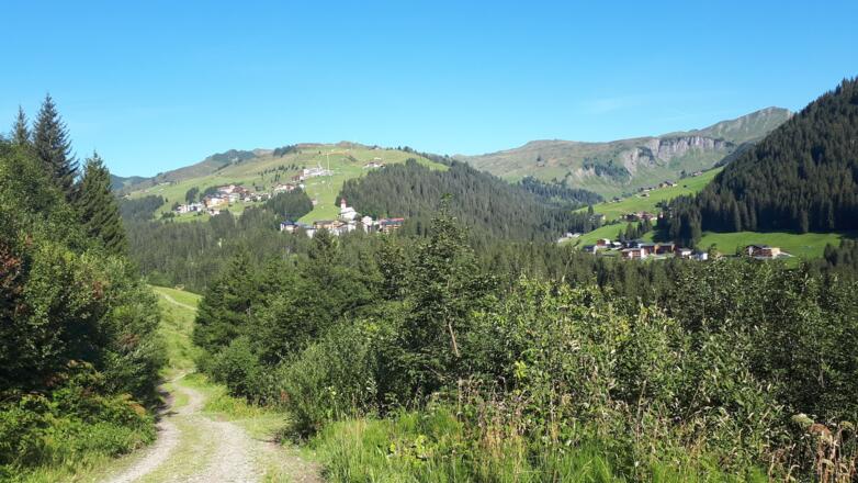 Das Bergdorf Damüls nähert sich
