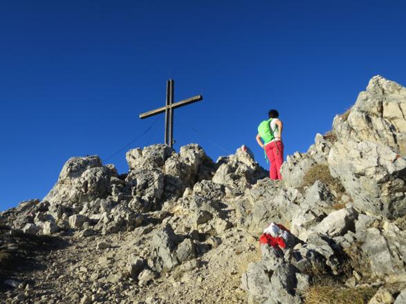 ... der Gipfel steht frei und bietet rundum Berge.